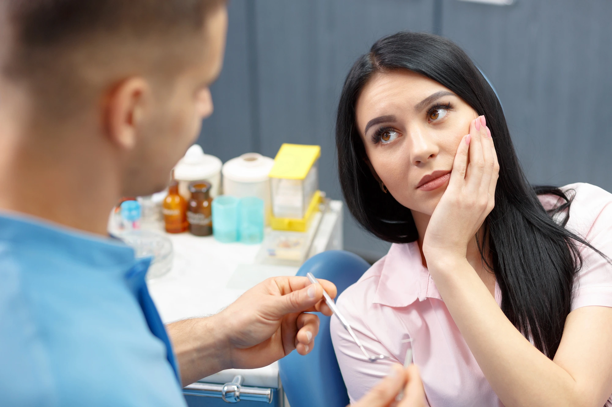 Patient-describing-tooth-pain-to-dentist-during-dental-emergency-in-Richmond