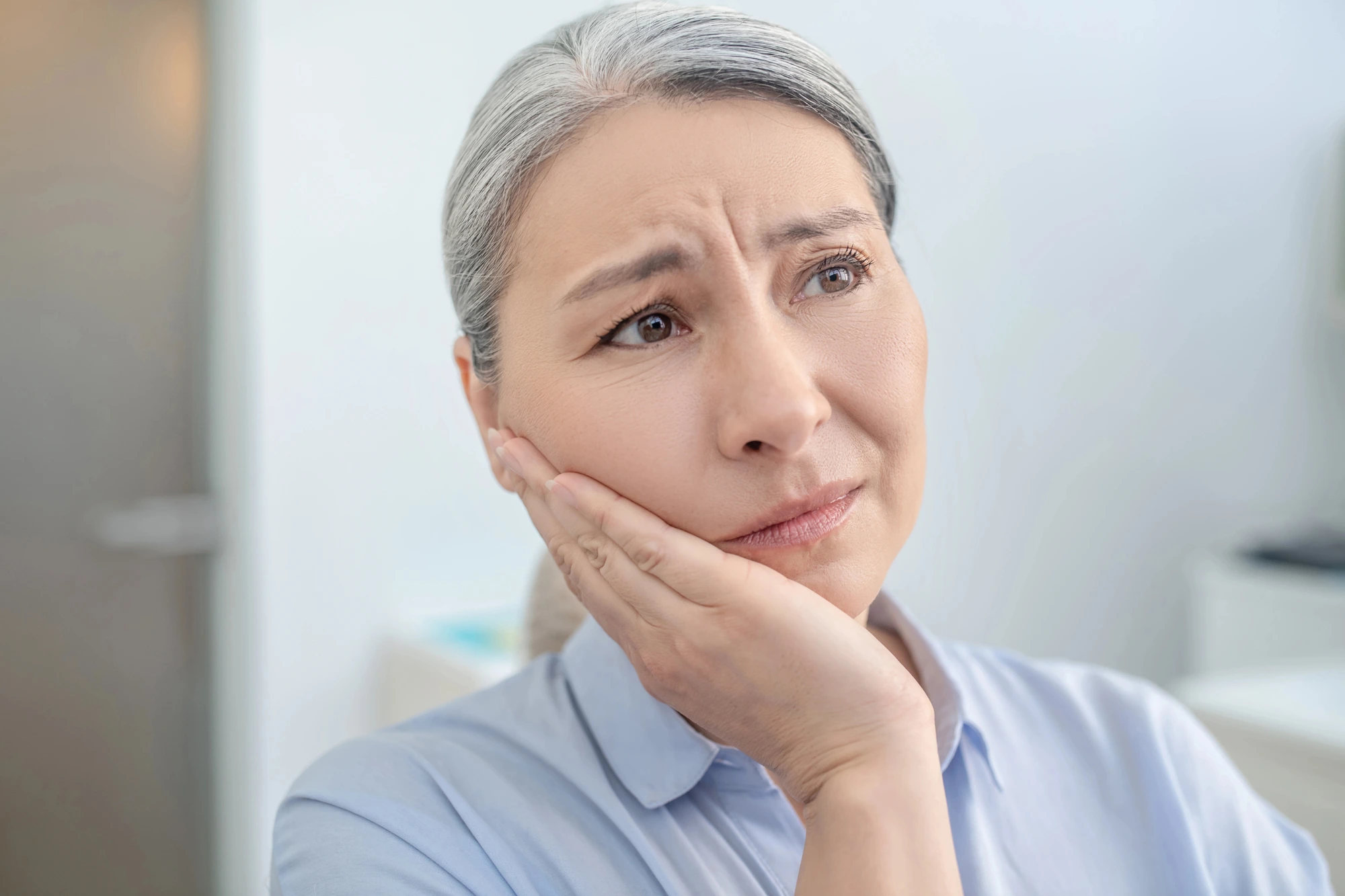 old-lady-holding-her-cheek-gum-disease-treatment-Richmond