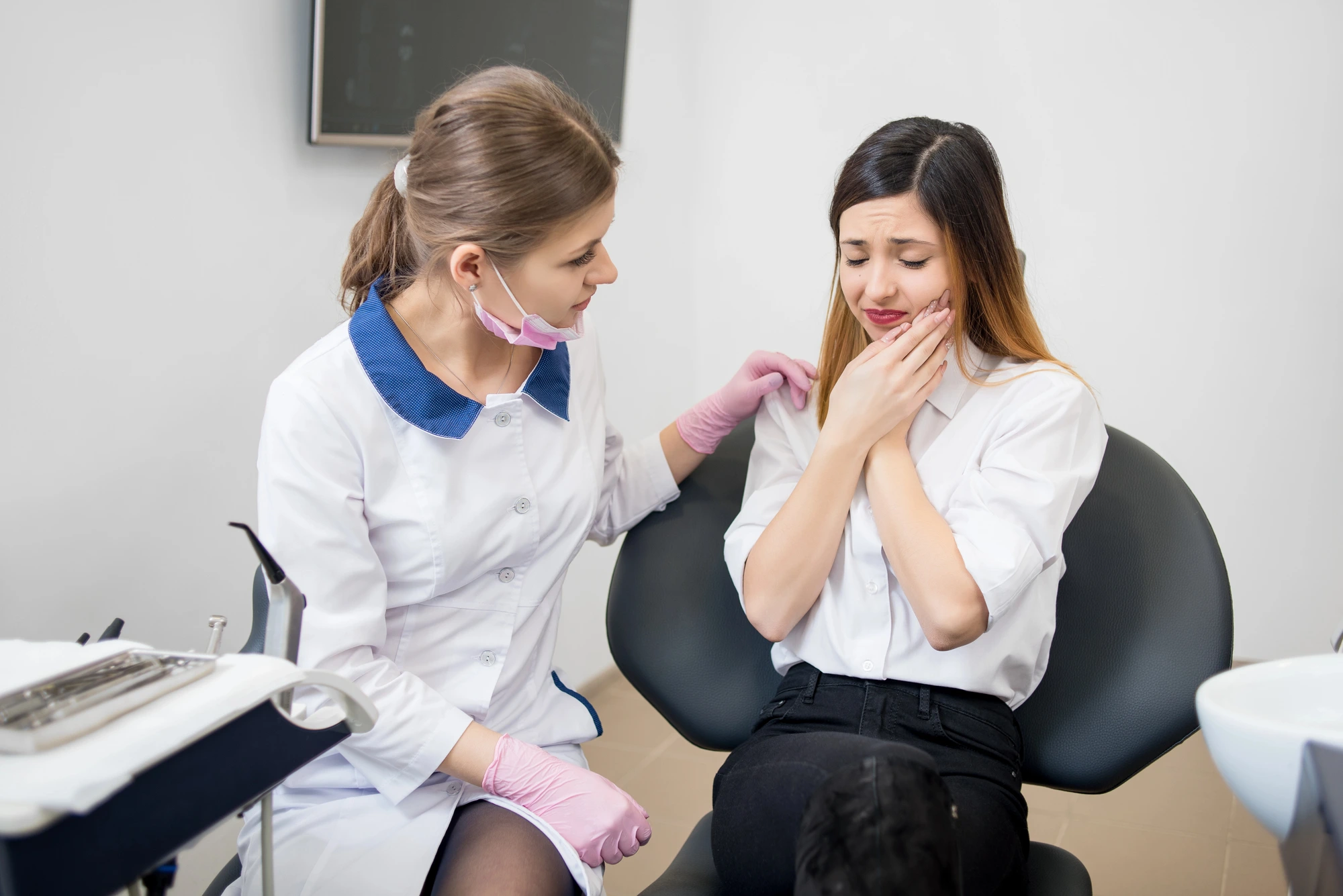worried-woman-at-the-dentist-due-to-a-dental-emergency-in-Richmond